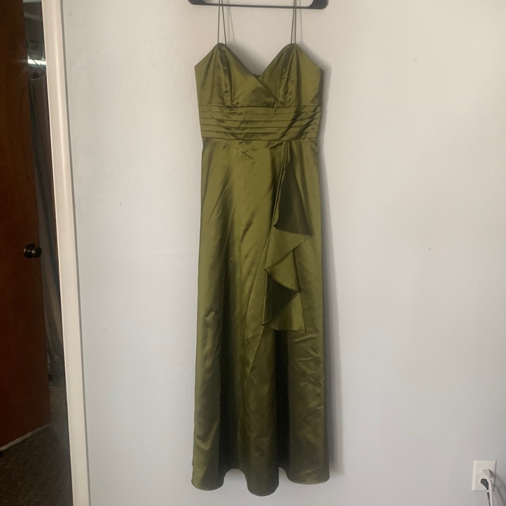 Women’s size 14 goddess green formal dress, new, never worn Alfred Angelo